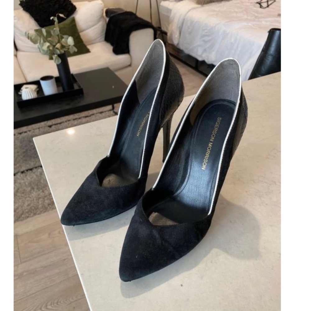 Leather pumps